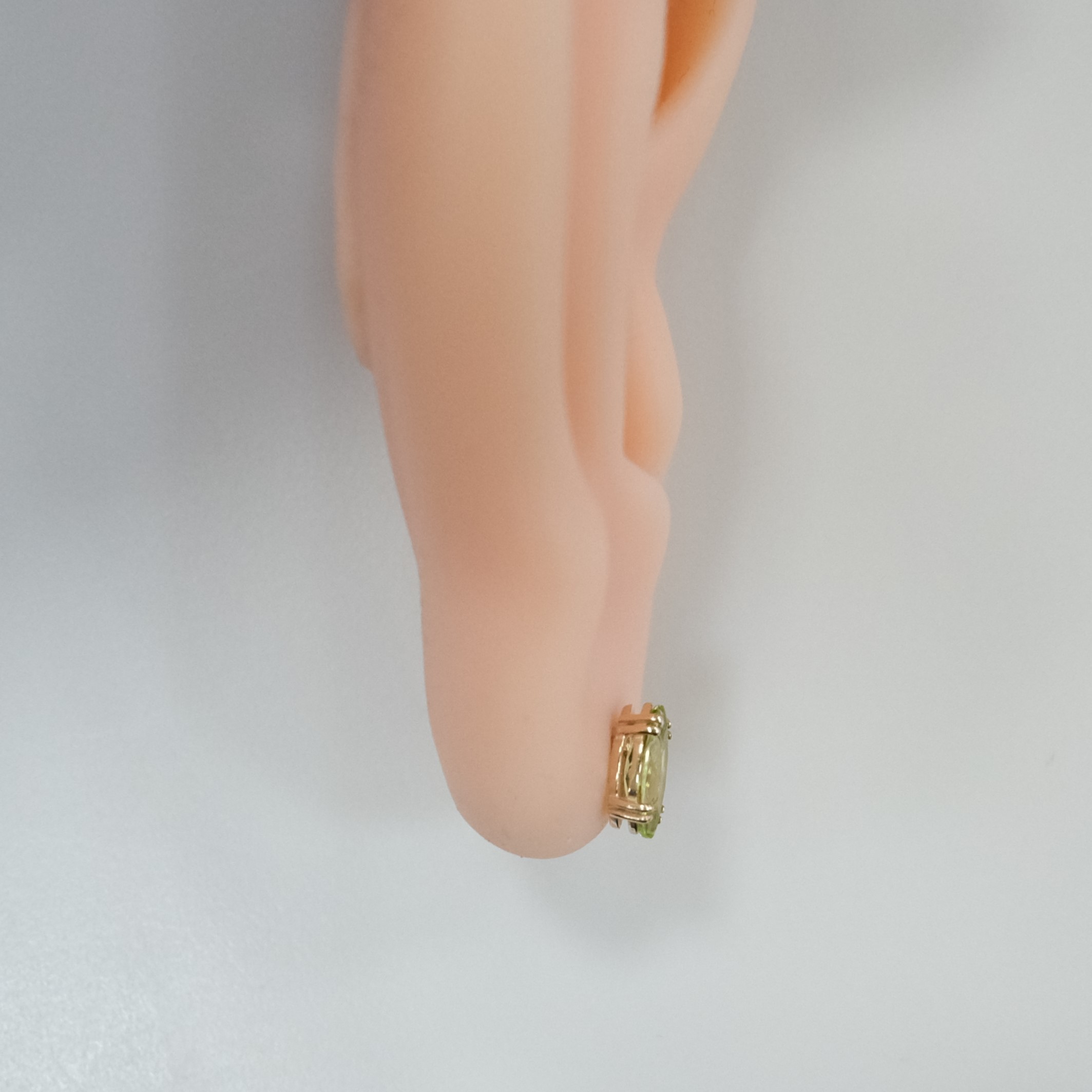 Серебряные серьги-пусеты с хризолитами